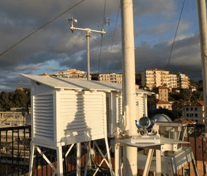 Due capannine bianche poste sul tetto